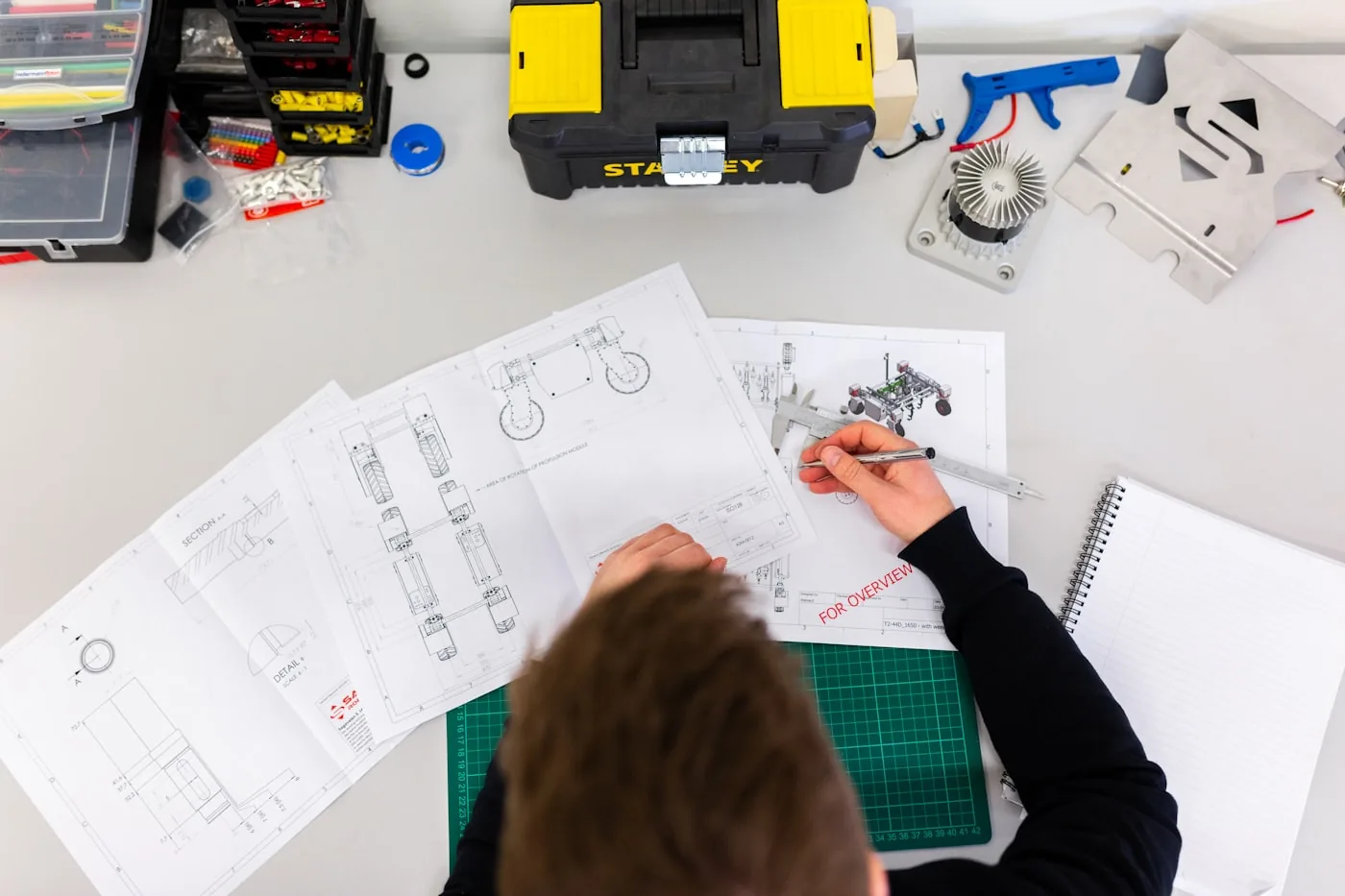 Tavolo da lavoro di uno studio di progettazione ingegneristica